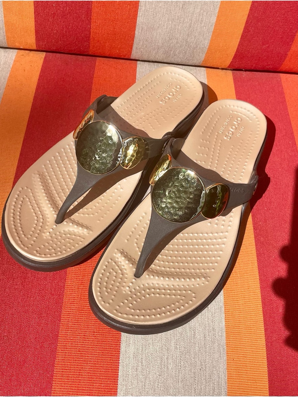 CROCS Brown and Gold  Slip-On Sandals Sanrah BNWOT - Picture 2 of 7